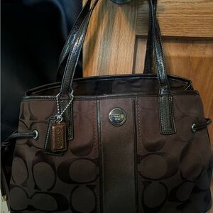 Coach shoulder bag in brown. Excellent condition.